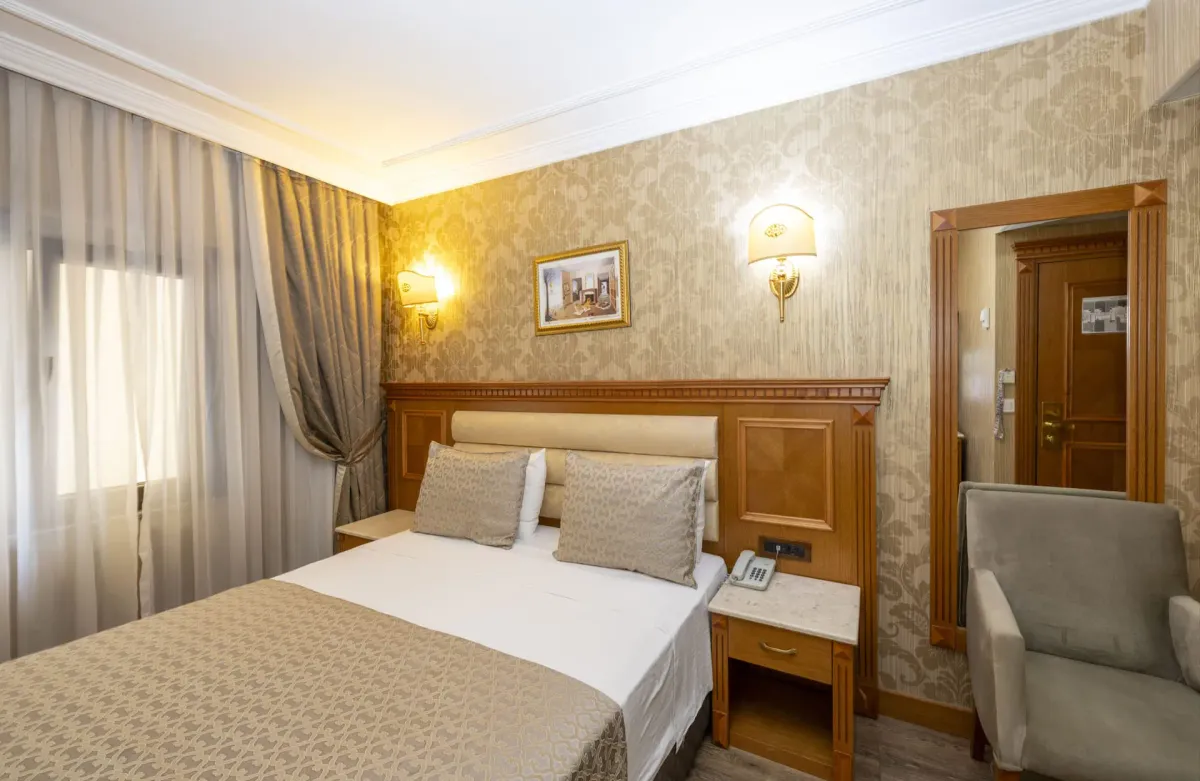 A tidy 3-star hotel lobby near the Grand Bazaar entrance