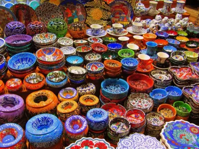 توده‌های رنگارنگ ادویه در یک غرفه داخل بازار ادویه