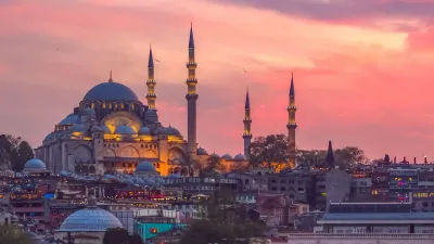 گنبد مرکزی وسیع و حیاط مسجد سلیمانیه در ساعت طلایی