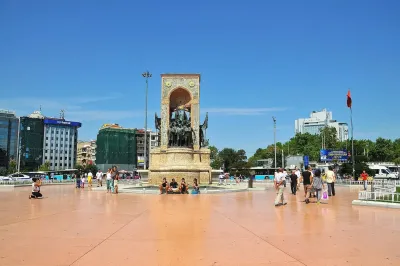 بنای یادبود جمهوریت در میدان تکسیم با خیابان استقلال که تا دوردست کشیده شده